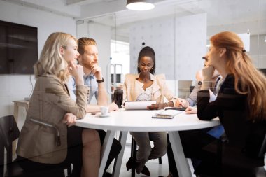 Grup çalışma office ve yeni fikirleri tartışmak iş adamları