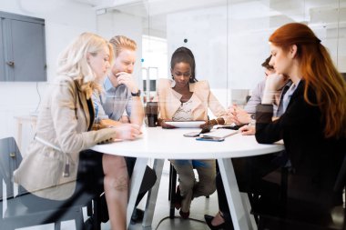 Grup çalışma office ve yeni fikirleri tartışmak iş adamları