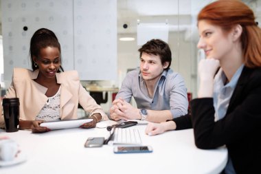 Grup çalışma office ve yeni fikirleri tartışmak iş adamları