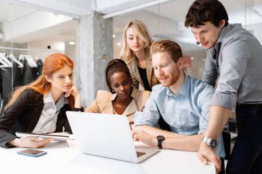 Grup çalışma office ve yeni fikirleri tartışmak iş adamları