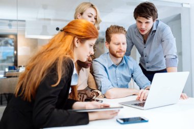 Grup çalışma office ve yeni fikirleri tartışmak iş adamları