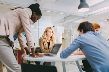 Grup çalışma office ve yeni fikirleri tartışmak iş adamları