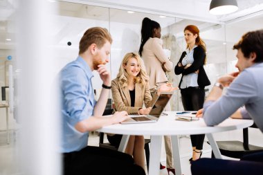 Grup çalışma office ve yeni fikirleri tartışmak iş adamları