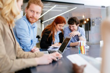 Modern ofisinde çalışan bir şeyler ve iş adamları