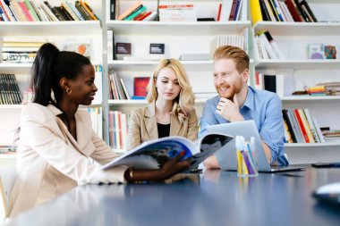 Gelecekteki eğilimleri tartışmak ofiste bir ekip olarak çalışma tasarımcılar
