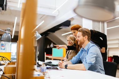 Ofiste işbirliği ve proje üzerinde birlikte çalışma iş adamları