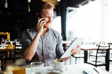 Yakışıklı zeki işadamı sürekli meşgul ve çalışma