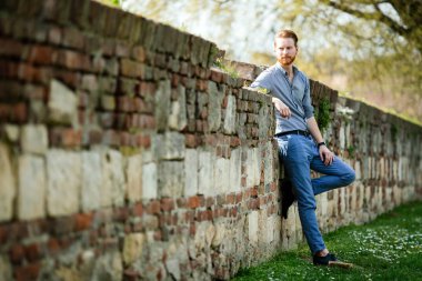 Açık havada şehir Park'ta rahatlatıcı yakışıklı işadamı