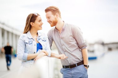 Birbirlerine aşık çiftler gün batımında duygularını paylaşıyorlar.