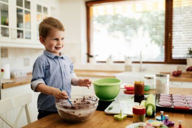 Mutfakta kurabiye yapma 3 yaşın altındaki çok güzel çocuk