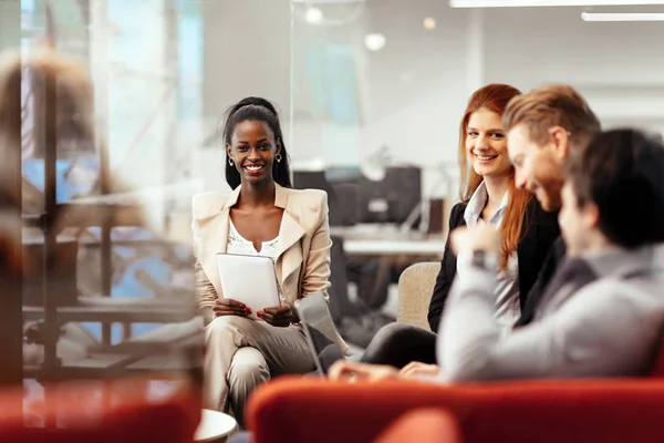 Business Mensen Gesprek Met Technologie Bij Hand Uitwisseling Van Nieuwe — Stockfoto