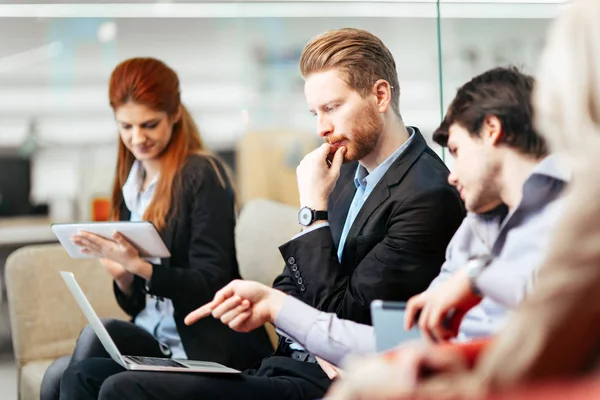 Business Mensen Gesprek Met Technologie Bij Hand Uitwisseling Van Nieuwe — Stockfoto