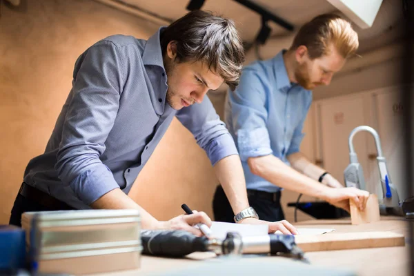 Dos Diseñadores Creativos Que Trabajan Taller Con Herramientas Precisión Que — Foto de Stock