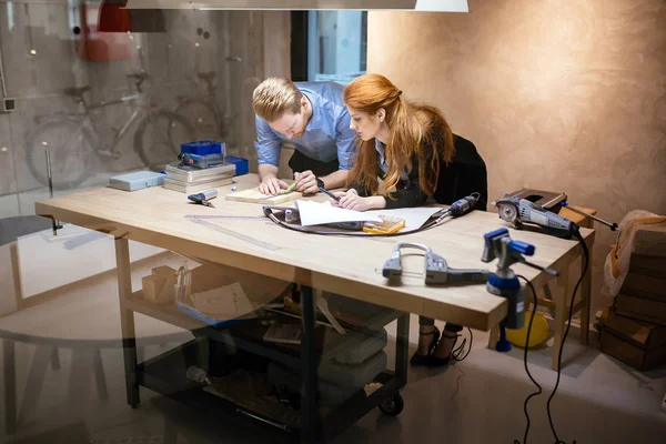 Menschen Arbeiten Modernen Schönen Werkstatt Mit Professionellen Geräten Zur Hand — Stockfoto