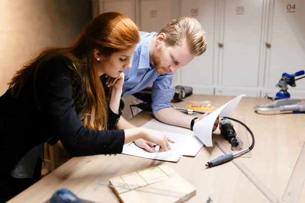 Diseñadores Creativos Trabajando Taller Mientras Están Pie Escritorio Llenos Herramientas — Foto de Stock