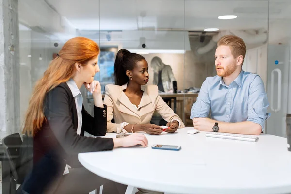 Grupo Empresarios Que Trabajan Oficina Discuten Nuevas Ideas — Foto de Stock