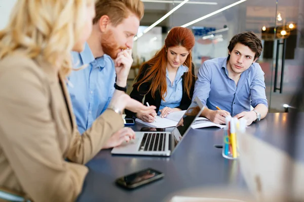 Empresarios Que Trabajan Una Oficina Moderna Colaboran — Foto de Stock