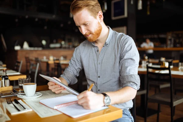 Empresário Tomar Notas Café Escrever Ideias — Fotografia de Stock