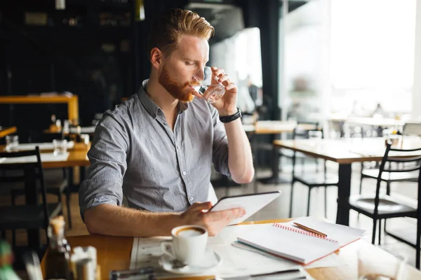 Bonito Homem Negócios Inteligente Segurando Tablet Café — Fotografia de Stock