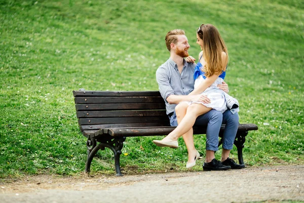 公園のベンチに座って愛のロマンチックなカップル — ストック写真