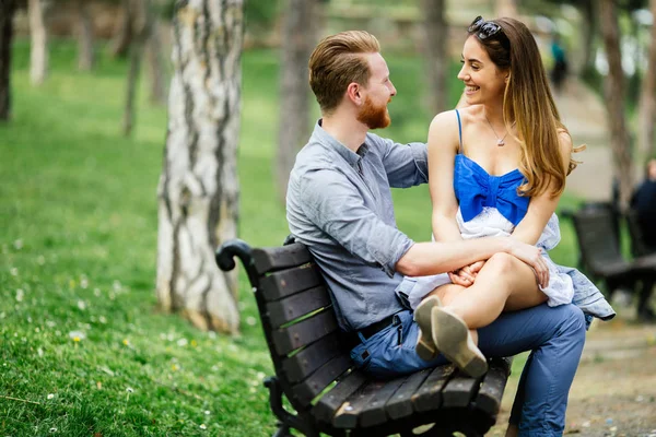 Casal Romântico Apaixonado Sentado Banco Parque — Fotografia de Stock