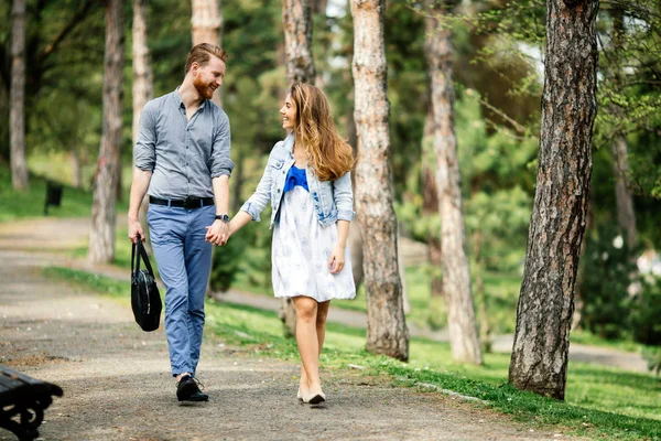 Schönes Paar Beim Spazierengehen Park — Stockfoto