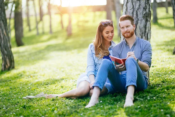 Belo Casal Estudando Juntos Para Exames Natureza — Fotografia de Stock