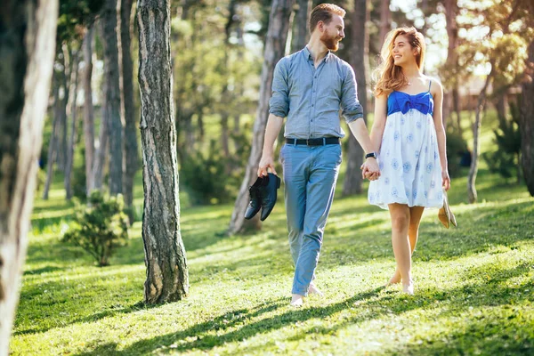 Romântico Bonito Jovem Casal Andando Floresta Descalça — Fotografia de Stock