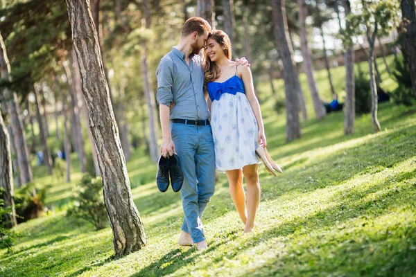 Romântico Bonito Jovem Casal Andando Floresta Descalça — Fotografia de Stock