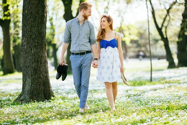 美丽的夫妇 在公园里散步赤脚 — 图库照片