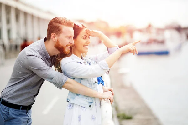 Pár Lásce Sdílení Emocí Krásném Západu Slunce — Stock fotografie