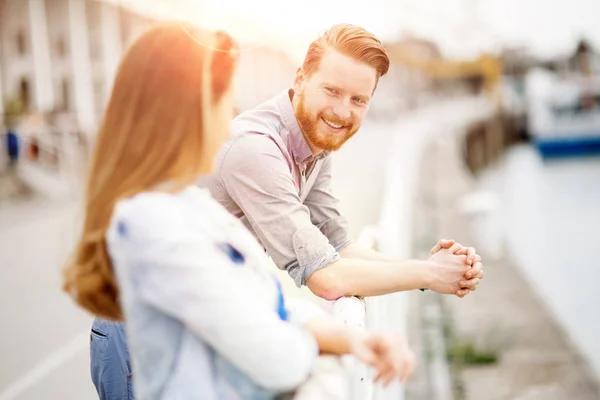 Casal Apaixonado Compartilhando Emoções Belo Pôr Sol — Fotografia de Stock