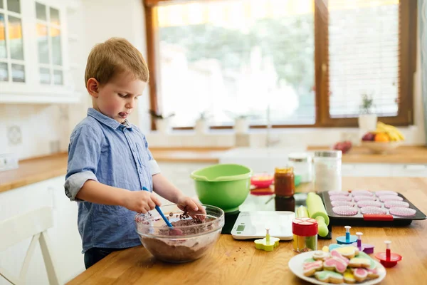 Bonito Criança Preparando Comida Cozinha Cadeira — Fotografia de Stock