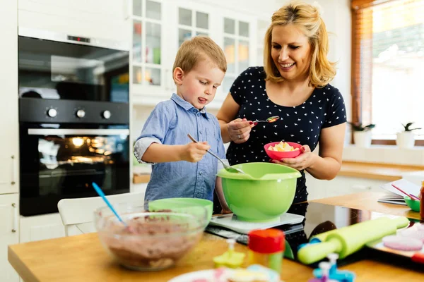 Enfant Aidant Mère Préparer Des Muffins Dans Cuisine — Photo