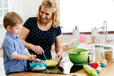 Anne mutfakta kek hazırlamak yardım çocuk