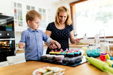 Güzel çocuk ve anne sevgi ile mutfakta pişirme