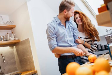 Çift mutfakta taze organik meyve suyu yapıyor.