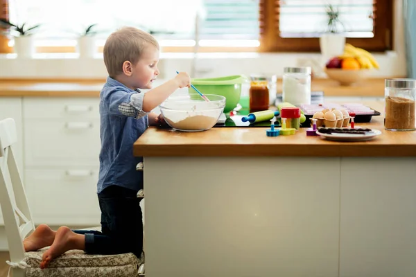 Criança Adorável Com Menos Anos Fazendo Biscoitos Cozinha — Fotografia de Stock