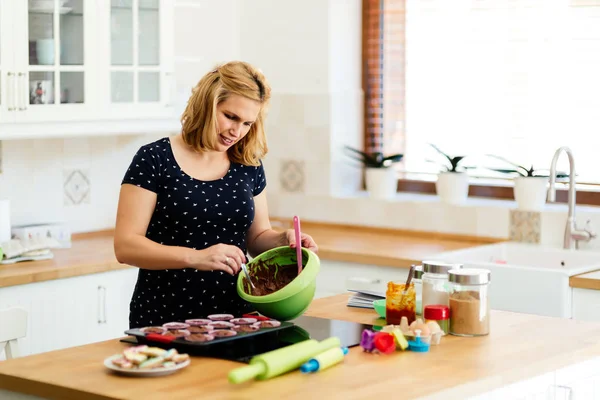 Hermosa Mujer Embarazada Preparando Magdalenas Cocina —  Fotos de Stock