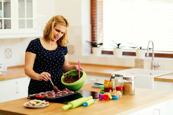 Hermosa Mujer Embarazada Hornear Magdalenas Cocina —  Fotos de Stock