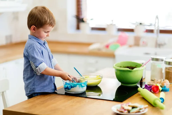 Criança Ajudando Cozinha Com Fabricação Muffins — Fotografia de Stock