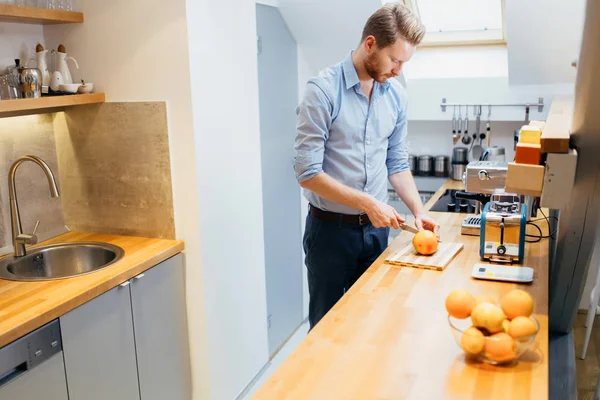 Mann Schneidet Orangen Küche Mit Messer — Stockfoto