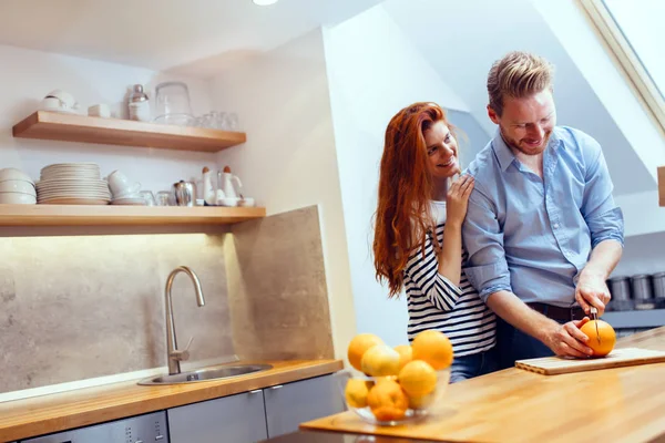 幸福的夫妇在厨房和微笑使有机果汁 — 图库照片