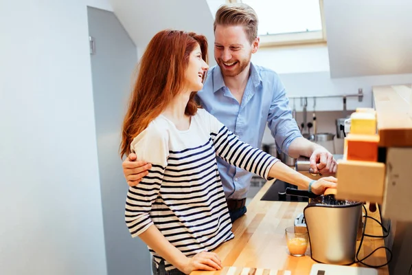 Attraktives Paar Küche Bereitet Gemeinsam Mahlzeiten — Stockfoto