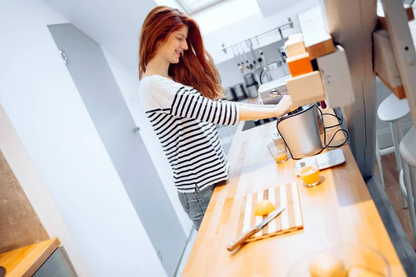 Schöne Frau Presst Orangen Selbst Gemachten Saft Zuzubereiten — Stockfoto