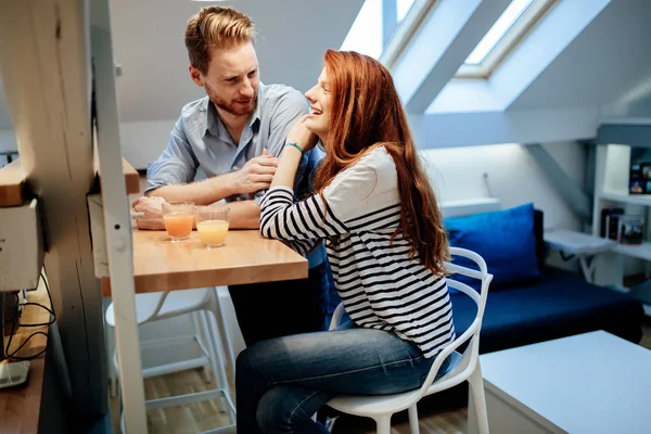 Casal Feliz Ligação Casa Enquanto Sorrindo Falando Sobre Planos Futuros — Fotografia de Stock