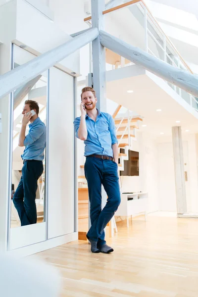 Homem Usando Telefone Belo Apartamento Moderno Vestindo Camisa — Fotografia de Stock