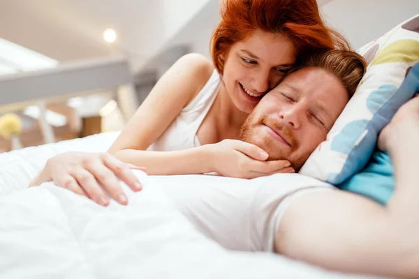 Paar Verliefd Knuffelen Elkaar Zoenen Terwijl Liggend Bed — Stockfoto