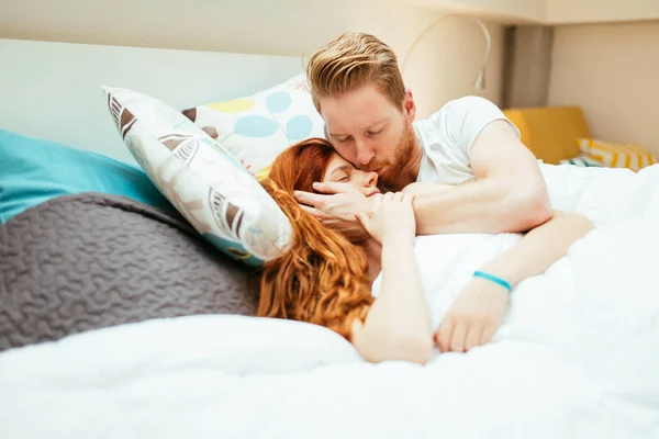 Güzel Mutlu Çift Yatakta Yatan Birbirlerine Sevgi Dolu Yatakta — Stok fotoğraf