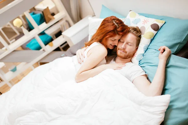 Güzel Çift Romantik Yatakta Tutkulu Olmak — Stok fotoğraf